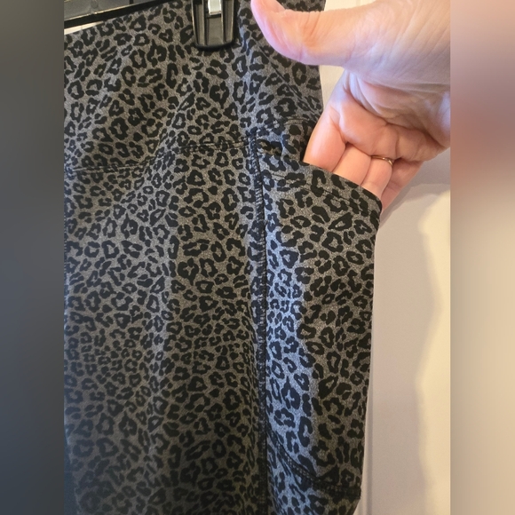 Leopard Print Leggings - Picture 2 of 3